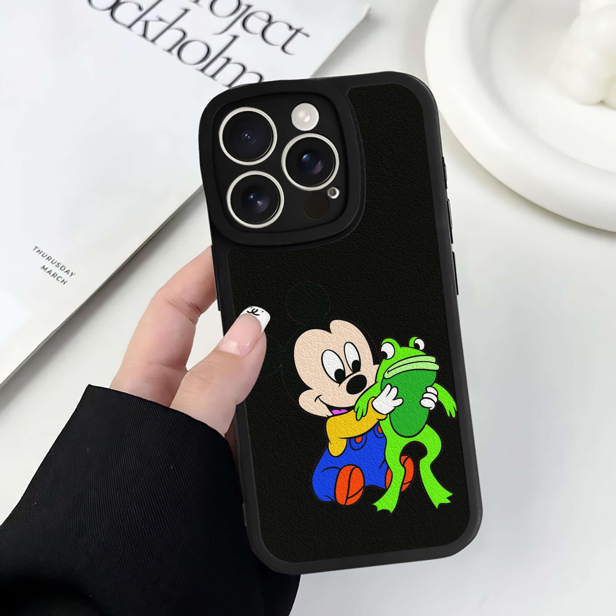 （画像用） ミッキーマウス Mickey Mouse 【iPhone 16シリーズ対応】シリコンスマホケース（レザー調） 材質：シリコン
